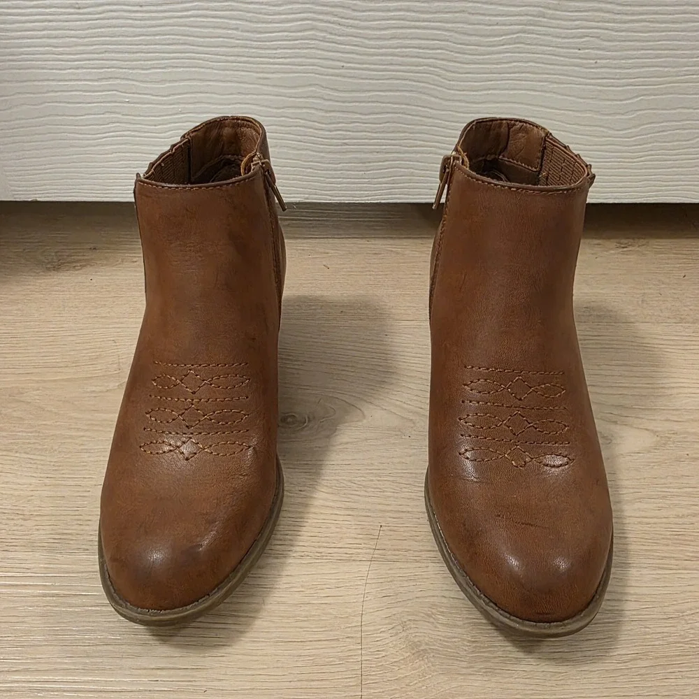 Frye & Co Tan Faux Leather Western Cowgirl Festival Heeled Ankle Boots Size 6.5M